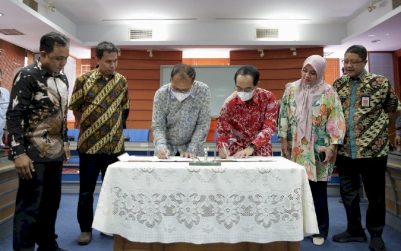 MOU. Wali Kota Makassar Moh Ramdhan Pomanto (kiri) bersama Rektor Unhas Prof Jamaluddin Jompa menandatangani Memorandum of Understanding (MoU) bersama di bidang pendidikan khususnya Tri Dharma Perguruan Tinggi di Gedung Rektorat Unhas, Jumat (12/8/2022). foto: istimewa