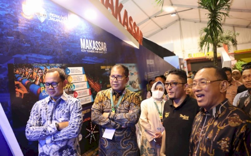 STAN MAKASSAR. Wali Kota Makassar Moh Ramdhan Pomanto menyambut Wali Kota Bogor sekaligus Ketua APEKSI Bima Arya, Wali Kota Ternate Tauhid Sulaiman, dan Wali Kota Cilegon Heldy Agustian di booth (stan) Pemkot Makassar di RTH Imam Bonjol, Padang, Sumatra Barat, Minggu (7/8/2022) malam. foto: istimewa