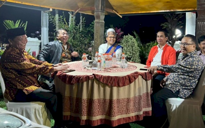 JAMUAN. Bupati Tana Toraja Theofilus Allorerung menjamu makan malam Ketua DPRD Kota Makassar Rudianto Lallo (kedua kanan) dan Wali Kota Makassar Moh Ramdhan Pomanto di Rumah Jabatan Bupati Tana Toraja, Rabu (24/8/2022). foto: istimewa