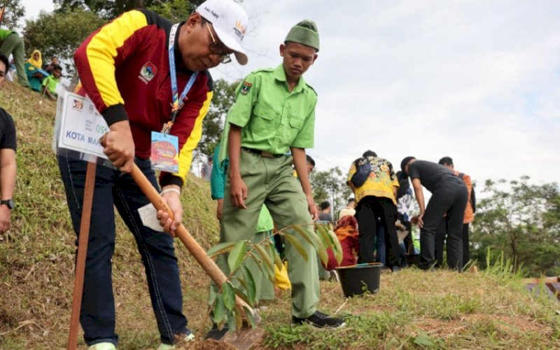 TANAM DURIAN. Wali Kota Makassar, Moh Ramdhan Pomanto, menanam pohon durian yang ia bawa langsung dari Kota Makassar didekat perkantoran Dinas Pertanian Kota Padang, Sungai Lareh, Kota Padang, Sumatra Barat, Senin (8/8/2022). foto: istimewa