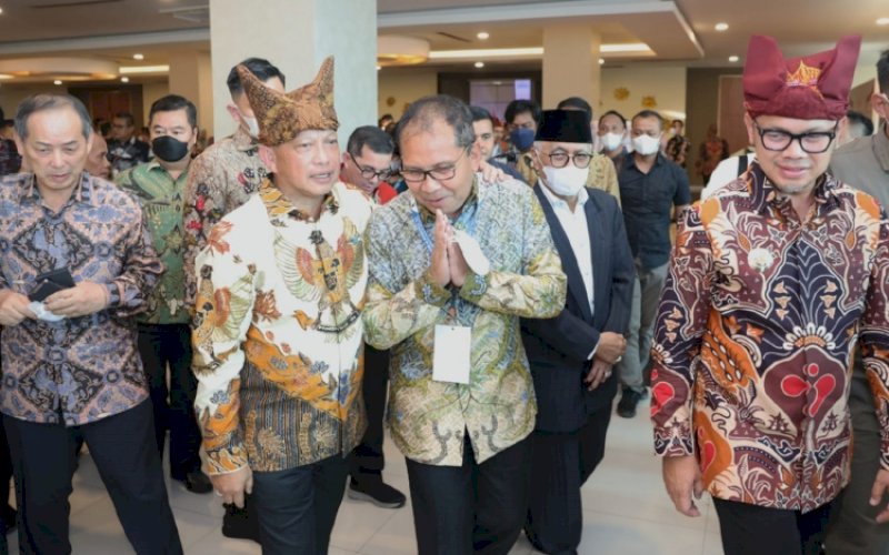 RAKERNAS APEKSI. Wali Kota Makassar Moh Ramdhan Pomanto bersama Menteri Dalam Negeri Tito Karnavian bersama pada penutupan Rakernas XV APEKSI di Hotel Tuntrum, Kota Padang, Sumatra Barat, Selasa (9/8/2022). foto: istimewa