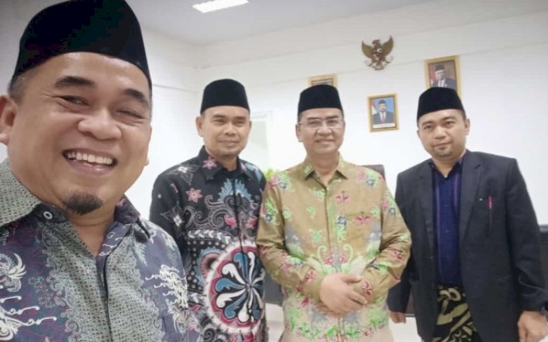 AUDIENSI. Kepala Kantor Kementerian Agama Provinsi Sulsel, Khaeroni, menerima Panitia Pelaksana Muktamar dan Pengurus Pusat As&rsquo;adiyah di Ruang Kerja Kakanwil, Kota Makasar, Senin (1/8/2022). foto: istimewa