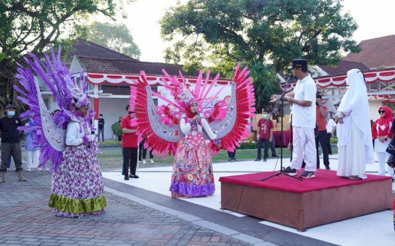 DEFILE. Salah saru peserta defile PKK Kabupaten/Kota se-Sulsel pada acara Gerakan Sulsel Anti Mager di Rumah Jabatan Gubernur Sulsel, Jumat (26/8/2022). foto: stimewa