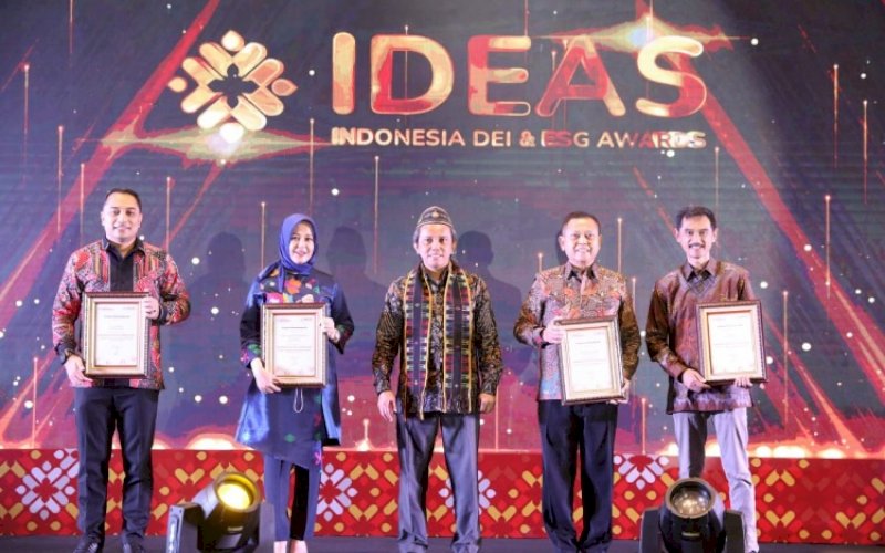 PENGHARGAAN. Program Kampung Budaya Paropo yang diinisiasi Dinas Kebudayaan Kota Makassar meraih penghargaan Gold Winner Kategori Keberagaman Budaya pada ajang Indonesia DEI & ESG Awards (IDEAS) 2022 yang diterima Wakil Wali Kota Makassar, Fatmawati Rusdi (kedua kiri) di Hotel Meruorah Labuan Bajo, Manggarai Barat, Nusa Tenggara Timur, Jumat (5/8/2022). foto: istimewa