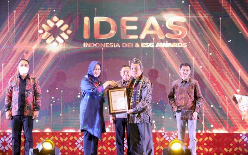 PENGHARGAAN. Wali Kota Makassar Moh Ramdhan Pomanto diwakili Wakil Wali Kota Makassar Fatmawati Rusdi penerima pemghargaan sebagai Wali Kota Terpopuler yang diserahkan Asmono Wikan Founder dan CEO PR Indonesia Grup di Hotel Meruorah, Labuan Bajo, Nusa Tenggara Timur, Jumat (5/8/2022). foto: istimewa