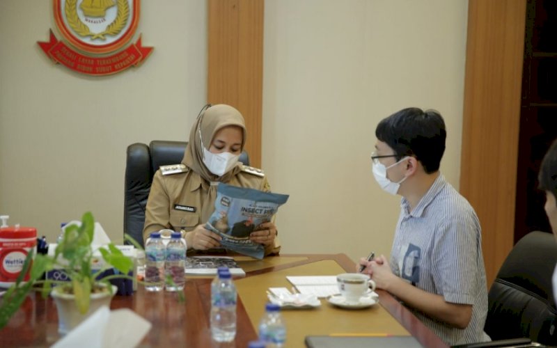 PERTEMUAN. Wakil Wali Kota Makassar Fatmawati Rusdi menerima kunjungan kehormatan dari CEO Entomo Ki Hwan Park di Ruang Rapat Wakil Wali Kota Lantai 11, Gedung Balai Kota Makassar, Selasa (2/8/2022). foto: istimewa
