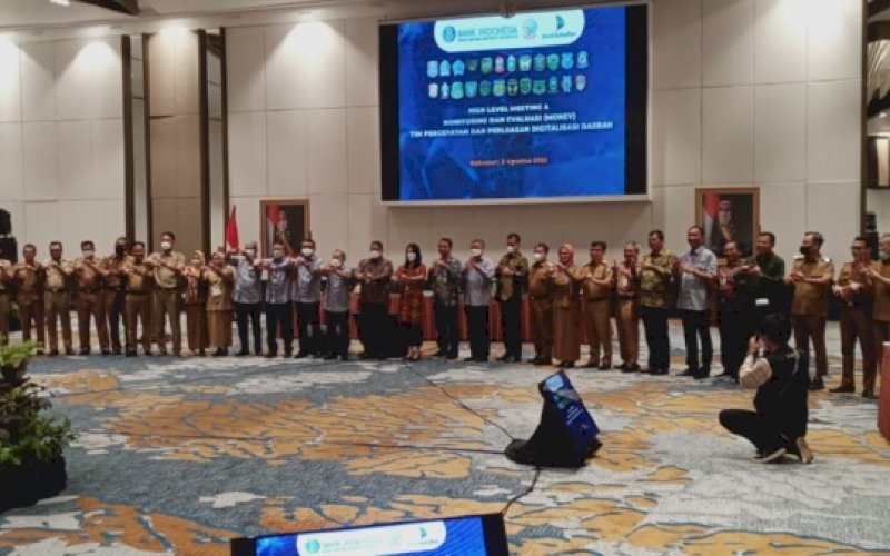 ETPD. Sebanyak 25 kepala daerah di Provinsi Sulsel menandatangani dukungan untuk meningkatkan kuantitas dan kualitas Elektronfikasi Transaksi Pemerintah Daerah (ETPD) saat High Level Meeting: Monitoring dan Evaluasi TP2DD se-Sulsel di Hotel Claro Makassar, Selasa (8/2/2022). foto: istimewa