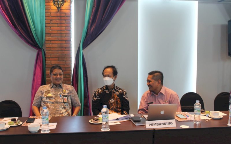 SEMINAR HASIL. Kepala Balitbangda Kota Makassar, Andi Bukti Djufrie bersama para pembanding, di Novotel, (14/9/2022) foto:istimewa