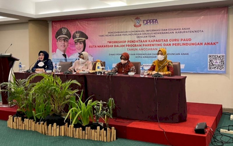 WORKSHOP. Ketua TP PKK Makassar, Indira Jusuf Ismail, yang juga Bunda PAUD Kota Makassar, menjadi pembicara pada Workshop Pendataan Kapasitas Guru PAUD Kota Makassar dalam Program Parenting dan Perlindungan Anak di Hotel Aston Makassar, Kamis (18/8/2022). foto: istimewa