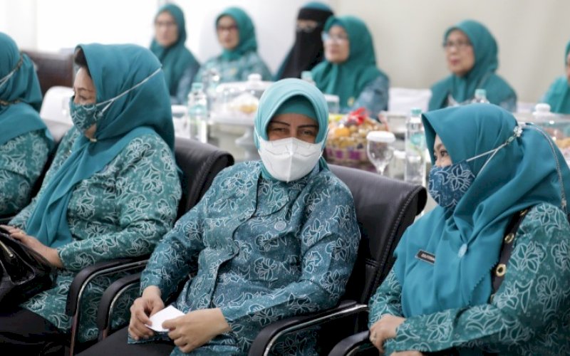 HKG PKK. Ketua TP PKK Kota Makassar, Indira Jusuf Ismail, menerima kunjungan tim penilai TP PKK Provinsi Sulsel guna mengikuti berbagai lomba memperingati HKG PKK Ke-50 tingkat Provinsi Sulsel di Kantor TP PKK Kota Makassar, Sabtu (13/8/2022). foto: istimewa