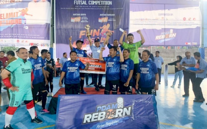 PESTA JUARA. Tim futsal PDAM Kota Makassar melakukan selebrasi juara pada turnamen futsal antar SKPD dalam rangka memperingati HUT Perumda Air Minum Kota Makassar Ke-98, Selasa (2/8/2022). foto: istimewa