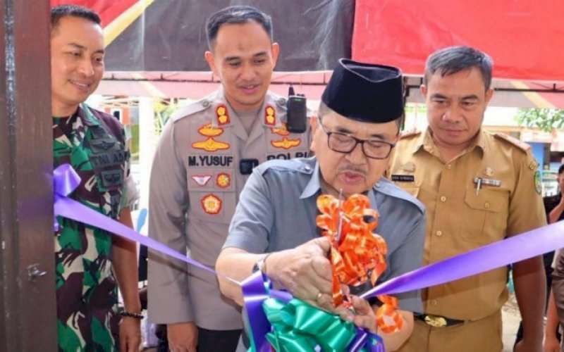 PERESMIAN. Wali Kota Palopo M Judas Amir didampingi Kapolres Palopo AKBP Muh Yusuf Usman meresmikan Kantor Polsubsektor Wara Barat Polsek Wara Polres Palopo, Senin (15/8/2022). foto: istimewa