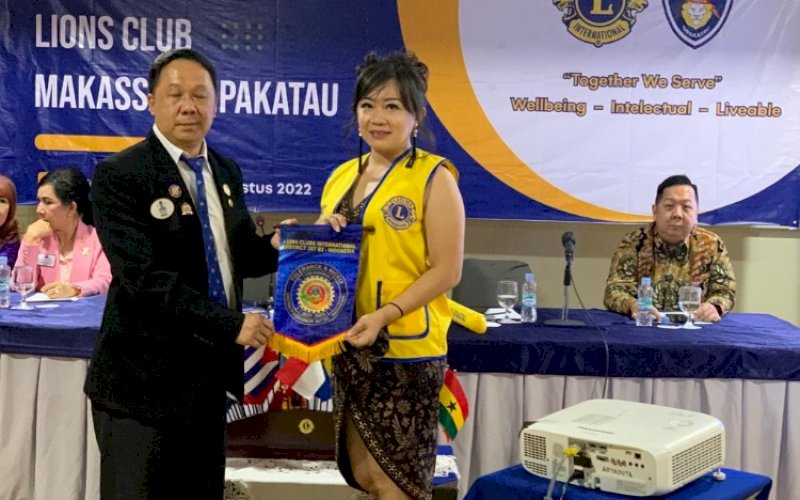 PELANTIKAN. Gubernur Distrik Lions Club International 307 B2 Indonesia Lions Toni Suparman saat melantik Presiden Lions Club Makassar Sipakatau Lions Fenny Juliani di Ruang Masamba Hotel Aryaduta Makassar, Sabtu (20/8/2022). foto: istimewa