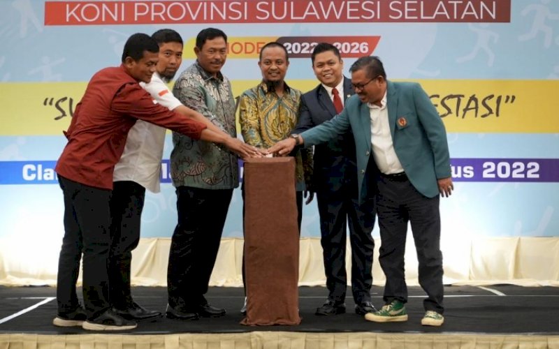 LAUNCHING. Gubernur Sulsel Andi Sudirman Sulaiman, Ketua Umum KONI Pusat Letnan Jenderal TNI (Purn) Marciano Norman, Ketua KONI Sulsel Yasir Susanto Machmud, dan lainnya saat launching logo Porprov Sulsel XVII 2022 di sela-sela pengukuhan dan pelantikan pengurus KONI Sulsel periode 2022-2026 di Hotel Claro Makassar, Rabu (10/8/2022) malam. foto: istimewa