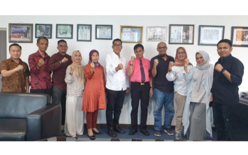 PERTEMUAN. Panitia Mubes IV dan Tenas I Ikatan Alumni Universitas Bosowa 45 (IKAUBOS 45) Makassar audensi dengan Rektor Universitas Bosowa (Unibos), Prof Batara Surya di ruang kerjanya, Selasa (9/8/2022). foto: istimewa