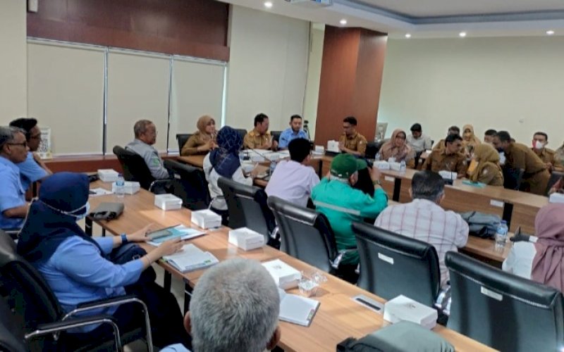BAHAS IPAL. Sekda Kota Makassar, Muh Ansar, mengumpulkan seluruh elemen terkait dalam rapat koordinasi kelembagaan pengelolaan Instalasi Pengelolaan Air Limbah (IPAL) Losari di Ruang Rapat Sekda Kota Makassar, Senin (15/8/2022). foto: istimewa