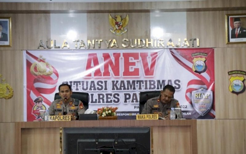 PIMPIN ANEV. Kapolres Palopo, AKBP Muh Yusuf Usman (kiri), memimpin Analisa dan Evaluasi (Anev) Minggu Pertama Agustus 2022 dalam pelaksanaan tugas-tugas pelayanan Polres Palopo dan Polsek jajaran selama satu minggu terakhir di Aula Tantya Sudhirajati Polres Palopo, Selasa (9/8/2022). foto: istimewa