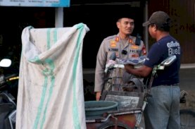 Kapolres Palopo Sedekah Beras kepada Pemungut Barang Bekas
