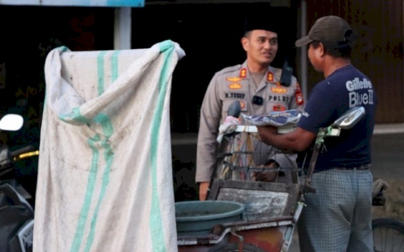 PEDULI. Kapolres Palopo AKBP Muh Yusuf Usman, menemui dan memberikan sedekah kepada pemungut barang-barang bekas, usai melaksanakan Salat Subuh berjemaah di Masjid Muwafiqin Surutanga, Kelurahan Surutanga, Kecamatan Wara Timur, Kota Palopo, Selasa (23/8/2022). foto: istimewa