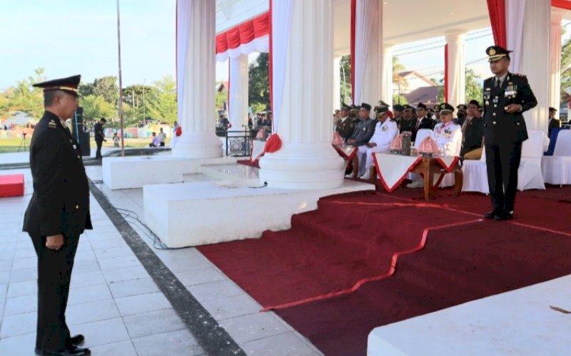 HUT RI. Kapolres Palopo AKBP Muh Yusuf Usman memimpin upacara penurunan bendera HUT Indonesia RI Ke-77 di Kota Palopo berlangsung dengan khidmat dan lancar di Lapangan Pancasila, Kota Palopo, Rabu (17/8/2022) sore. foto: istimewa