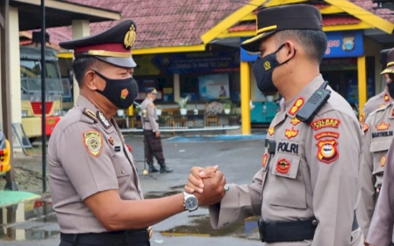 KENAIKAN PANGKAT. Kapolres Palopo, AKBP Muh Yusuf Usman (kanan) memberikan ucapan selamat personelnya Wijianto yang menerima penghargaan kenaikan pangkat setingkat lebih tinggi dari Inspektur Polisi Satu (Iptu) menjadi Ajun Komisaris Polisi (AKP), Senin (1/8/2022). foto: istimewa