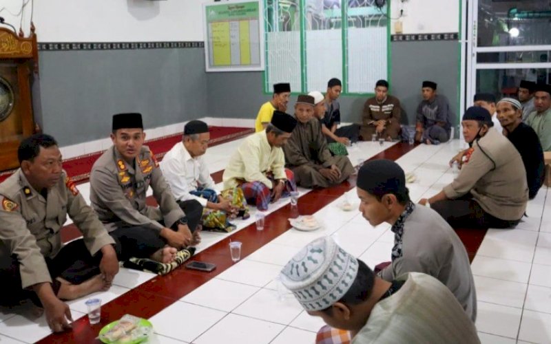 SAFARI SUBUH. Kapolres Palopo, AKBP Muh Yusuf Usman (kedua kiri), saat memimpin Safari Subuh di Masjid As Sholiha, Kelurahan Boting, Kecamatan Wara, Kota Palopo, Selasa (2/8/2022). foto: istimewa