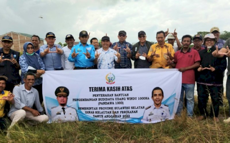 TABUR BENIH. Kepala Dinas Kelautan dan Perikanan Provinsi Sulsel, Muhammad Ilyas, menabur benih udang windu pada kegiatan Bidang Budidaya dan Produksi Daya Saing di Kelurahan Lanrisang, Kecamatan Lanrisang, Kabupaten Pinrang, Sabtu (27/08/2022). foto: istimewa
