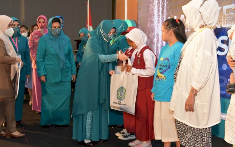 BANTUAN. Ketua TP PKK Sulsel, Naoemi Octarina, menyenyerahkan bantuan secara simbolis berupa alat sekolah bagi anak pesisir, bantuan Al Qur'an bagi anak di daerah dataran tinggi, permainan edukatif bagi anak down syndrome, dan bantuan pemberian makanan tambahan bagi balita pada peringatan HKG PKK Tingkat Provinsi Sulsel di Hotel Claro Makassar, Rabu (24/8/2022). foto: istimewa