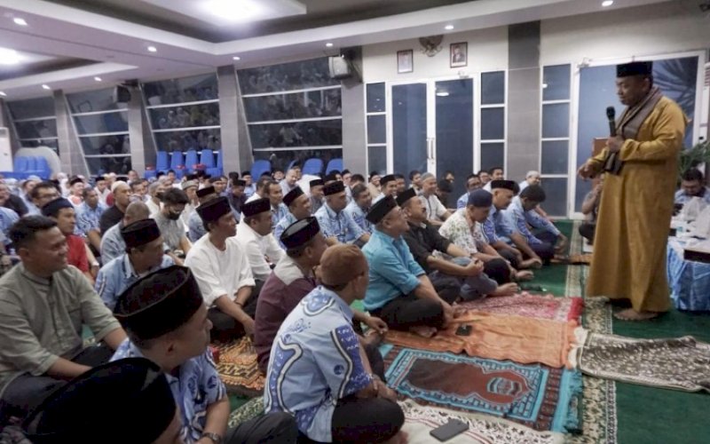 PENGAJIAN. Perumda Air Minum Kota Makassar menggelar Pengajian dan zikir bersama seluruh jajaran direksi, para pejabat, dan seluruh karyawan di Aula Tirta Dharma PDAM Kota Makassar, Kamis (18/8/2022). foto: istimewa