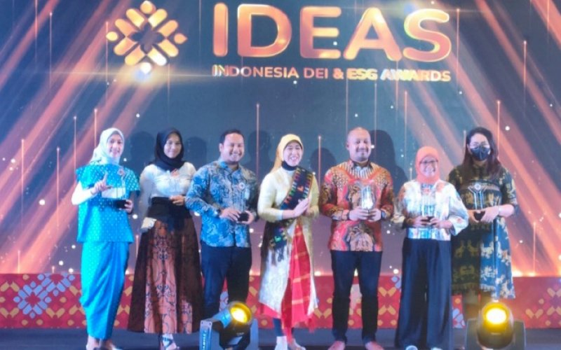 PENGHARGAAN. Perumda Air Minum Kota Makassar menerima penghargaan dari Humas Indonesia yang merupakan bagian dari PR Indonesia dalam ajang The 1st Indonesia DEI & ESG Awards (IDEAS) 2022 di Hotel Meruorah, Kawasan Marina Labuan Bajo, Manggarai Barat, Nusa Tenggara Timur, Jumat (5/8/2022). foto: istimewa