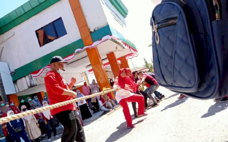 LOMBA. Suasana lomba tarik tambang dalam rangka HUT RI Ke-77 yang digelar Pemkab Bulukumba melalui panitia pelaksana HUT RI akan menggelar sejumlah lomba. foto: istimewa