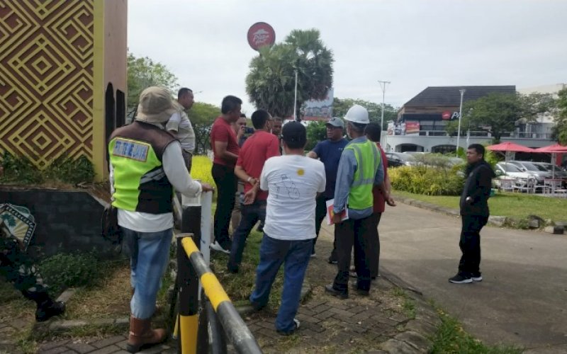PENINJAUAN. Tim Dinas PUTR Provinsi Sulsel turun ke lapangan meninjau lokasi pengerjaan preservasi jalan ruas Tun Abdul Razak di Kabupaten Gowa. foto: istimewa