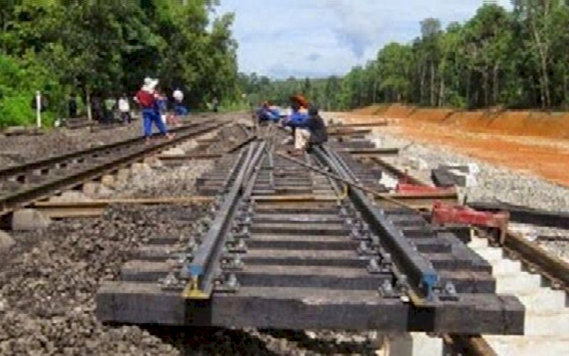 REL KA. Pekerja mengerjakan rel Kereta Api (KA) Makassar-Parepare konsep grade (di atas tanah). Konsep ini dinilai aman juga digunakan di Kota Makassar. foto: istimewa
