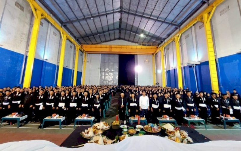 WARGA KEHORMATAN. Ketua DPRD Kota Makassar, Rudianto Lallo (baju putih) diangkat menjadi warga kehormatan Persaudaraan Setia Hati Terate Emas. foto: istimewa