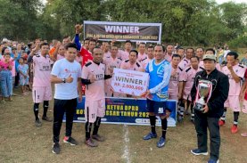 Rudianto Lallo Tutup Turnamen Sepak Bola Piala Ketua DPRD Makassar di Lakkang