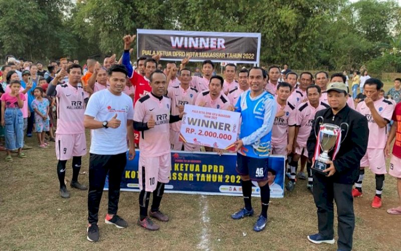 JUARA. Ketua DPRD Kota Makassar, Rudianto Lallo, menyerahkan hadiah kepada tim Bassi Toayya FC sebagai juara Piala Bergilir Ketua DPRD Kota Makassar yang digelar di Lapangan Daeng ri Lakkang, Kelurahan Lakkang, Kecamatan Tallo, Kota Makassar, Minggu (28/8/2022). foto: istimewa