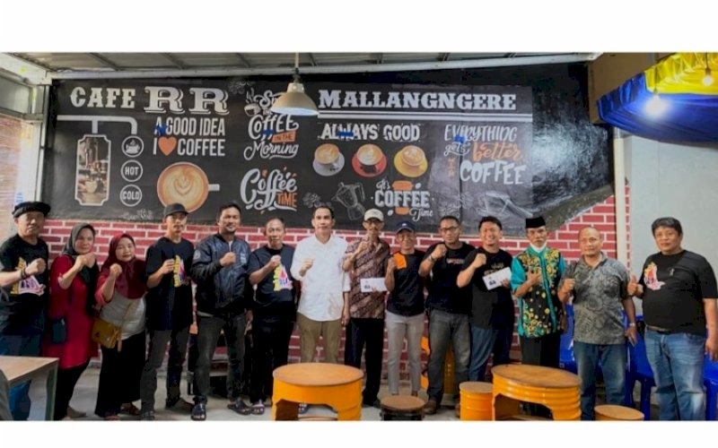 SILATURAHMI. Ketua DPRD Kota Makassar, Rudianto Lallo, silaturahmi dengan puluhan Ketua RT/RW se-Kecamatan Tallo, Kota Makassar di Warkop RR Mallangngere, Sabtu (6/8/2022). foto: istimewa