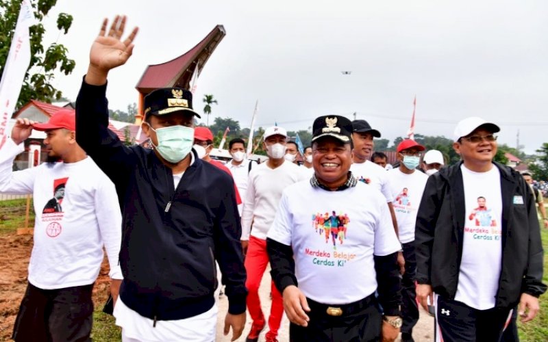 MENYAPA. Gubernur Sulsel, Andi Sudirman Sulaiman, menyapa warga dan peserta Gerakan Sulsel Anti Mager di Kota Rantepao, Kabupaten Toraja Utara, Jumat (5/8/2022). foto: istimewa