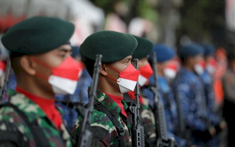 DUKUNGAN. Personel TNI/Polri mendukung penuh pelaksanaan Upacara Peringatan Detik-detik Proklamasi Kemerdekaan Republik Indonesia, 17 Agustus 2022 tingkat Kota Makassar dipusatkan di Anjungan City of Makassar, Pantai Losari, Kota Makassar, Rabu (17/8/2022). foto: istimewa
