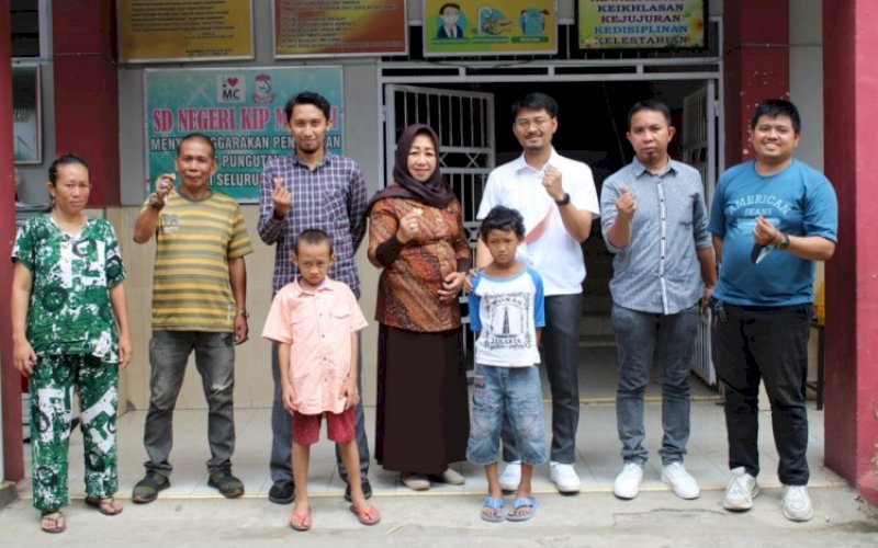 PEDULI. Founder Massikola dr Udin&nbsp;Shaputra Malik (ketiga kanan) dan Lurah Maccini Gusung Muhammad Aris (kedua kanan) bersama Tim Relawan Massikola bersama menjemput anak-anak di Kelurahan Maccini Gusung untuk kembali ke sekolah, Kamis (24/8/2022). foto: istimewa