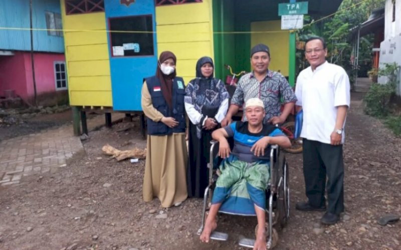 INSENTIF. DPW BKPRMI Provinsi Sulsel melakukan kunjungan dan memberikan insentif kepada seorang guru mengaji difabel, Muhammad Amin di TPA Bugis di Lingkungan Tamaranpu, Kecamatan Mandai, Kabupaten Maros untuk menyalurkan insentif guru mengaji, Senin (1/8/2022). foto: istimewa