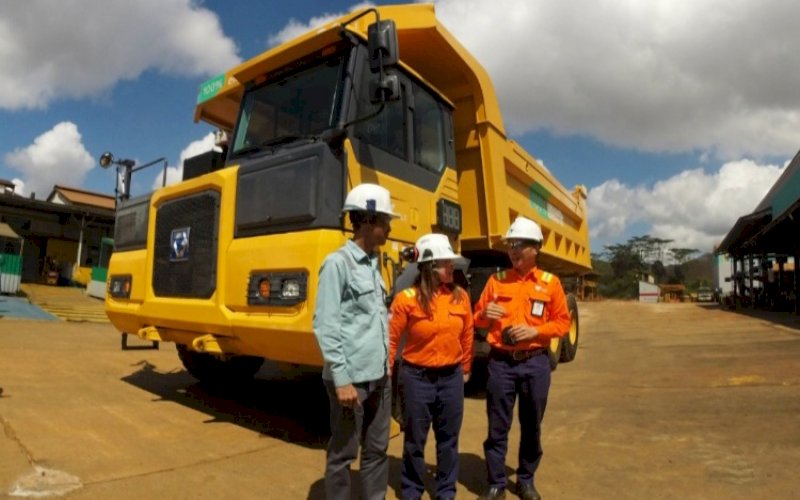LAUNCHING. CEO PT Vale Indonesia Febriany Eddy, Wakil Presiden Direktur Adriansyah Chaniago, dan Deputy COO Abu Ashar saat melakukan peluncuran truk listrik pertama yang akan mendukung operasi pertambangan di Blok Sorowako di area pabrik PT Vale di Sorowako, Luwu Timur, Sulsel, Kamis (4/8/2022). foto: istimewa