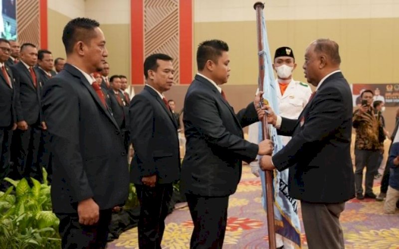 PELANTIKAN. Ketua Umum KONI Pusat Letnan Jenderal TNI (Purn) Marciano Norman (kanan) melantik Yasir Susanto Machmud sebagai Ketua KONI Sulsel bersama jajaran pengurusnya di Hotel Claro Makassar, Rabu (10/8/2022). foto: istimewa 