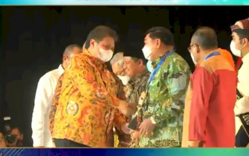 PENYERAHAN. Menko Perekonomian Airlangga Hartarto menyerahkan penghargaan TPID Provinsi Terbaik 2021 untuk Wilayah Sulawesi kepada TPID Provinsi Sulsel kepada Sekda Provinsi Sulsel Abdul Hayat Gani mewakili Gubernur Sulsel pada Rapat Koordinasi Pusat dan Daerah TPID 2022 di Hotel Shangri-La Surabaya, Rabu (14/9/2022). foto: istimewa