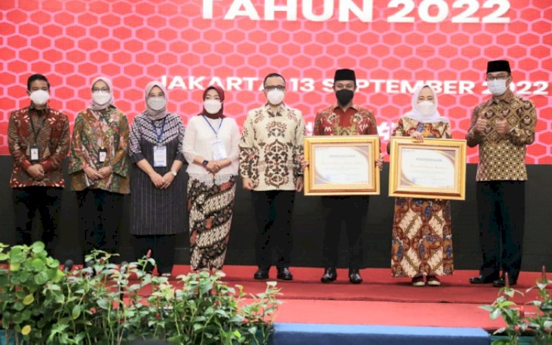 PENGHARGAAN. Menteri PANRB Abdullah Azwar Anas (keempat kiri) bersama penerima penghargaan, salah satunya Gubernur Sulsel Andi Sudirman Sulaiman (ketiga kanan) pada Rapat Koordinasi Persiapan Pengadaan ASN 2022 dan penyerahan Surat Keputusan Menteri PANRB tentang Penetapan Kebutuhan Pegawai ASN di Hotel Grand Sahid Jaya, Jakarta, Selasa (13/9/2022). foto: istimewa