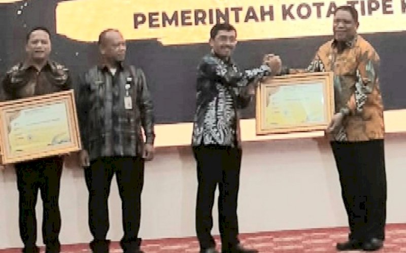 BKN AWARD. Wali Kota Tual, Adam Rahayaan (kanan), menerima BKN Award 2022 di Baruga Pattingalloang, Rumah Jabatan Gubernur Sulsel, Selasa (20/9/2022). foto: istimewa