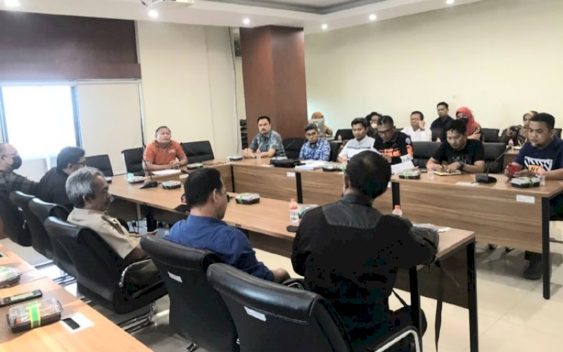 RAPAT. Kepala Dinas Pertanahan Kota Makassar, Akhmad Namsum, memimpin rapat dengan SKPD terkait fasum fasos milik Pemkot Makassar. foto: istimewa