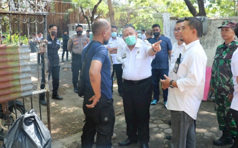 PENERTIBAN ASET. Kepala Dinas Pertanahan Kota Makassar, Akhmad Namsum, turun langsung memimpin penertiban aset Pemkot Makassar di Jl Yusuf Dg Ngawing, Kecamatan Rappocini, Kota Makassar, Rabu (21/9/2022). foto: istimewa