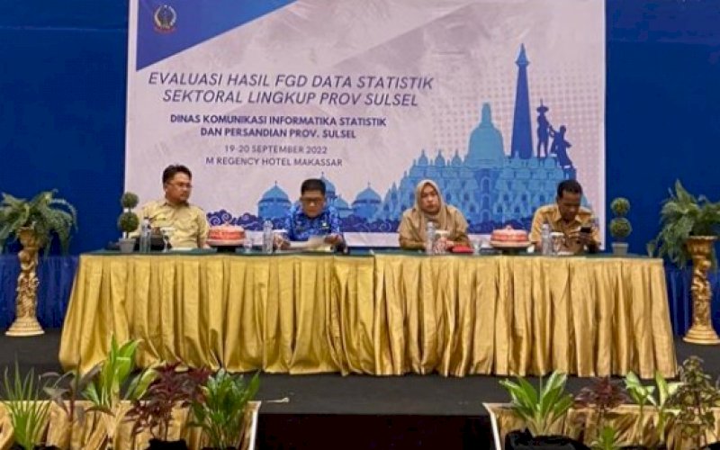 FGD. Kepala Diskominfo-SP Provinsi Sulsel, Amson Padolo (kedua kiri), menghadiri kegiatan Evaluasi Hasil FGD Data Statistik Sektoral 2022 di Hotel M Regency Makassar, Senin (19/9/2022). foto: istimewa