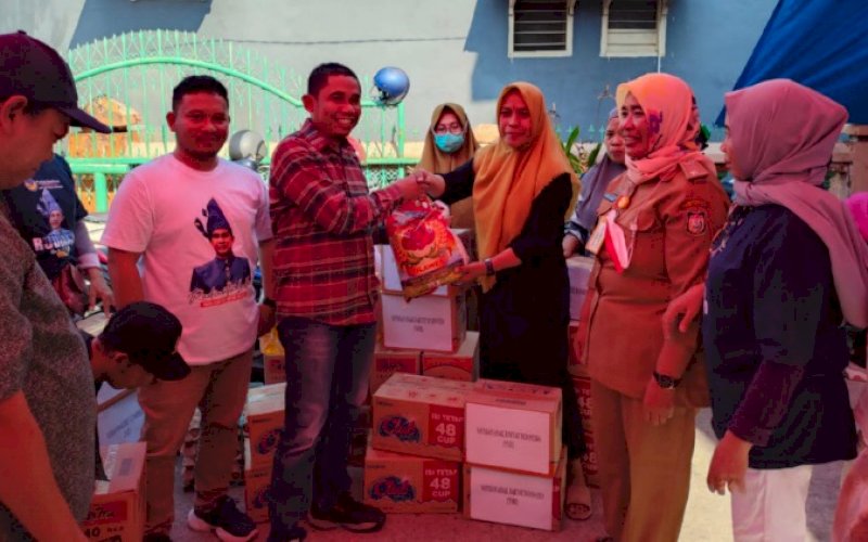 YARI PEDULI. Ketua Yayasan Anak Rakyat Indonesia (YARI), Sukarno Lallo, menyerahkan bantuan kepada korban kebakaran di Jl AR Dg Ngunjung, RT 7, RW 1, Kelurahan Rappokalling, Kecamatan Tallo, Kota Makassar, Selasa (27/9/2022). foto: istimewa